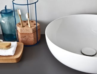 &lt;p&gt;Fonte 09 luxury Italian freestanding washbasin shown in matt Corian with Glacier White finish. Faucet composed of stainless steel. This collection features high-end raw materials used in the crafting process of each design. Made in Italy.&lt;/p&gt;
