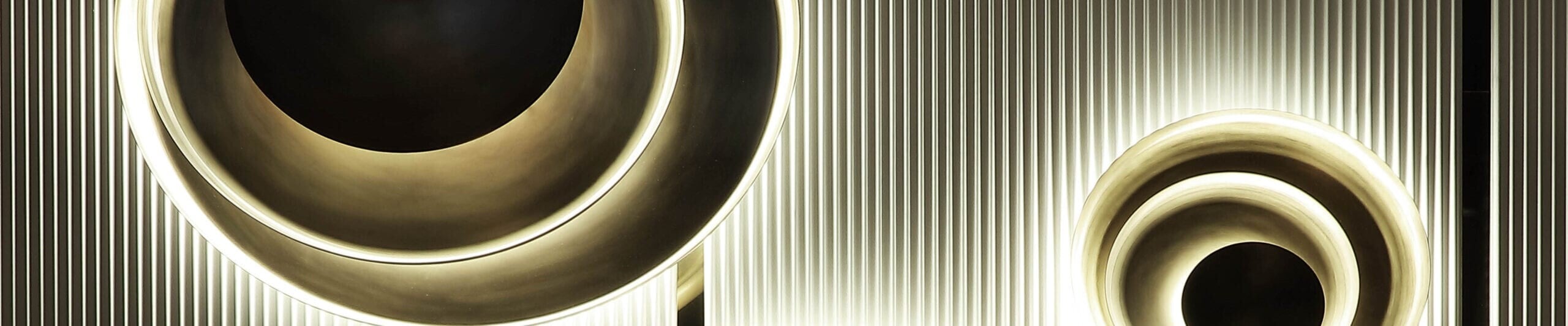 Metal wall light with circular design and ribbed background
