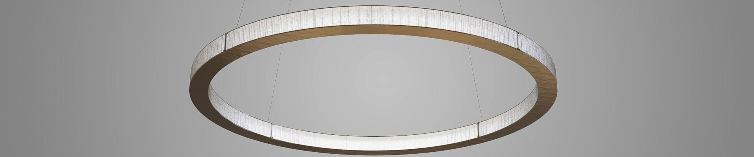 Circular suspended ceiling light with metal frame and diffused finish
