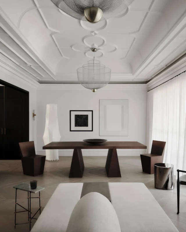 Ceiling details accented by contemporary furnishings. 🖤 Designed by @_studiojos.

#nellavetrina #diningroomdesign #diningroom #diningnook #diningroomfurniture #diningroomgoals #italianfurniture #customfurniture #italiandesign #interiordesign #decoration #interiordecor #modernfurniture #customdesign #contemporaryfurniture #homedecor #italianinterior #custommade #architecture #interiordesigner #luxuryfurniture #luxuryliving #italianliving #luxurydesigns